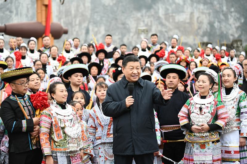 2月3日至5日，中共中央總書記、國家主席、中央軍委主席習近平來到貴州考察調研，看望慰問各族干部群眾，向全國各族人民致以美好的新春祝福。這是3日下午，習近平在畢節市黔西縣新仁苗族鄉化屋村文化廣場上，向全國各族人民、港澳臺同胞和海外僑胞拜年。新華社記者 謝環馳 攝