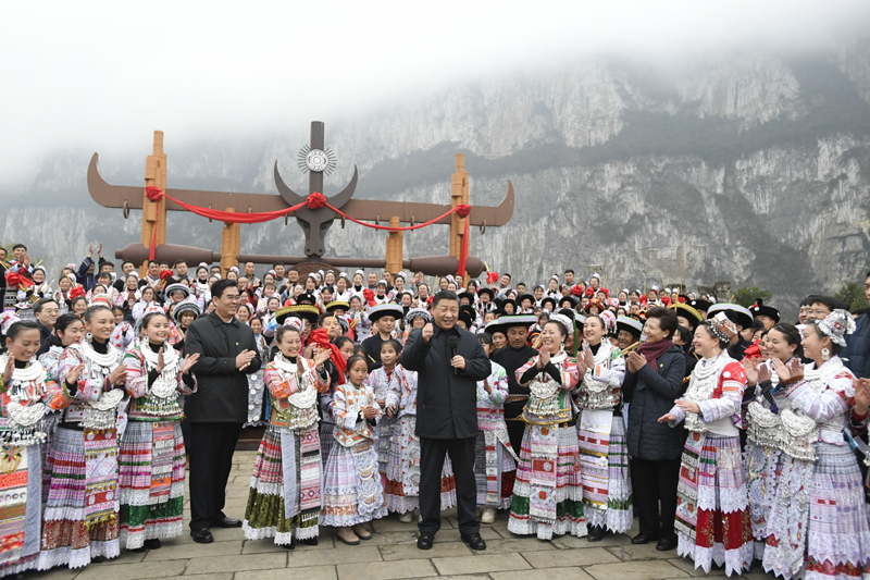 2月3日至5日，中共中央總書記、國家主席、中央軍委主席習近平來到貴州考察調研，看望慰問各族干部群眾，向全國各族人民致以美好的新春祝福。這是3日下午，習近平在畢節市黔西縣新仁苗族鄉化屋村文化廣場上，向全國各族人民、港澳臺同胞和海外僑胞拜年。新華社記者 李學仁 攝