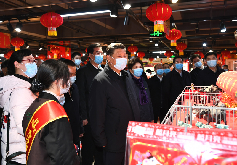 2月3日至5日，中共中央總書記、國家主席、中央軍委主席習近平來到貴州考察調研，看望慰問各族干部群眾，向全國各族人民致以美好的新春祝福。這是4日下午，習近平在貴陽市觀山湖區合力惠民生鮮超市，察看春節前市場供應、年貨供銷、物價運行等情況。新華社記者 謝環馳 攝