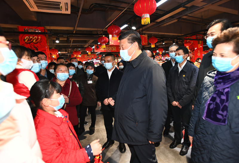 2月3日至5日，中共中央總書記、國家主席、中央軍委主席習近平來到貴州考察調研，看望慰問各族干部群眾，向全國各族人民致以美好的新春祝福。這是4日下午，習近平在貴陽市觀山湖區合力惠民生鮮超市同置辦年貨的群眾親切交流。新華社記者 謝環馳 攝