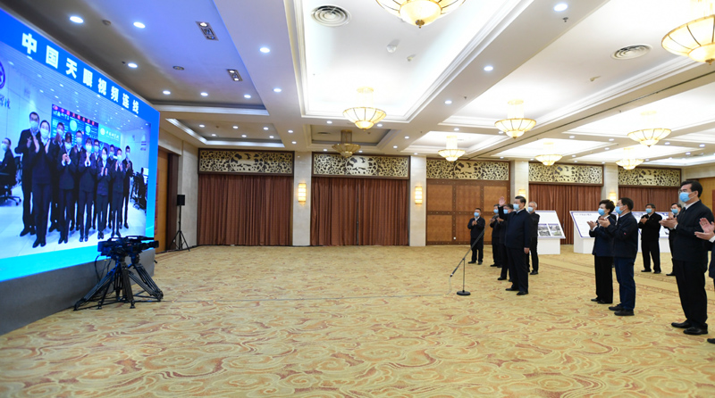 2月3日至5日，中共中央總書記、國家主席、中央軍委主席習近平來到貴州考察調研，看望慰問各族干部群眾，向全國各族人民致以美好的新春祝福。這是5日上午，習近平通過視頻察看“中國天眼”現場，同總控室的科技工作者代表親切交流，并向全國廣大科技工作者拜年。新華社記者 李學仁 攝