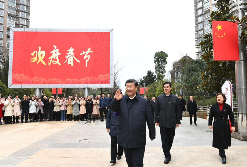 2月3日至5日，中共中央總書記、國家主席、中央軍委主席習近平來到貴州考察調研，看望慰問各族干部群眾，向全國各族人民致以美好的新春祝福。這是4日下午，習近平在貴陽市觀山湖區金陽街道金元社區廣場，向居民們揮手致意。新華社記者 謝環馳 攝