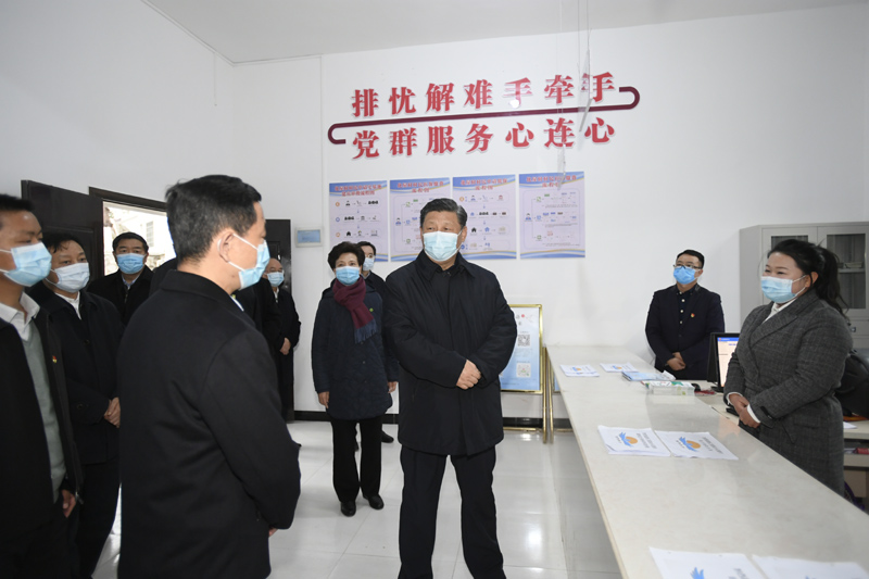 2月3日至5日，中共中央總書記、國家主席、中央軍委主席習近平來到貴州考察調研，看望慰問各族干部群眾，向全國各族人民致以美好的新春祝福。這是3日下午，習近平在畢節市黔西縣新仁苗族鄉化屋村村委會考察調研。新華社記者 李學仁 攝