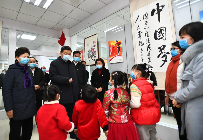 2月3日至5日，中共中央總書記、國家主席、中央軍委主席習近平來到貴州考察調研，看望慰問各族干部群眾，向全國各族人民致以美好的新春祝福。這是4日下午，習近平在貴陽市觀山湖區金陽街道金元社區，看望慰問社區居民。新華社記者 謝環馳 攝