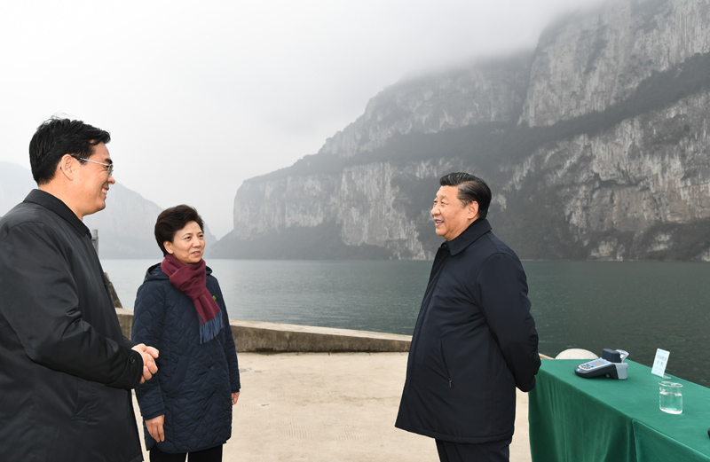 2月3日至5日，中共中央總書記、國家主席、中央軍委主席習近平來到貴州考察調研，看望慰問各族干部群眾，向全國各族人民致以美好的新春祝福。這是3日下午，習近平來到畢節市黔西縣，實地察看烏江六沖河段生態環境。新華社記者 謝環馳 攝