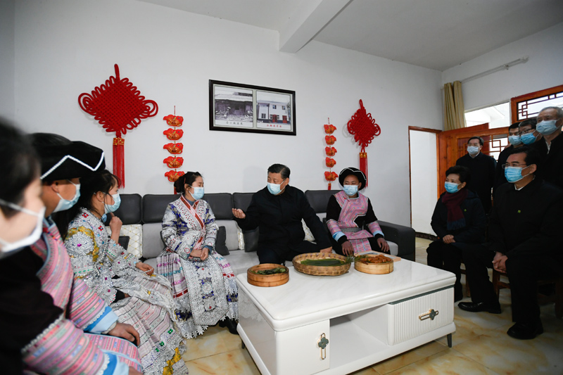 2月3日至5日，中共中央總書記、國家主席、中央軍委主席習近平來到貴州考察調研，看望慰問各族干部群眾，向全國各族人民致以美好的新春祝福。這是3日下午，習近平在畢節市黔西縣新仁苗族鄉化屋村苗族村民趙玉學家，同趙玉學一家親切聊家常。新華社記者 李學仁 攝